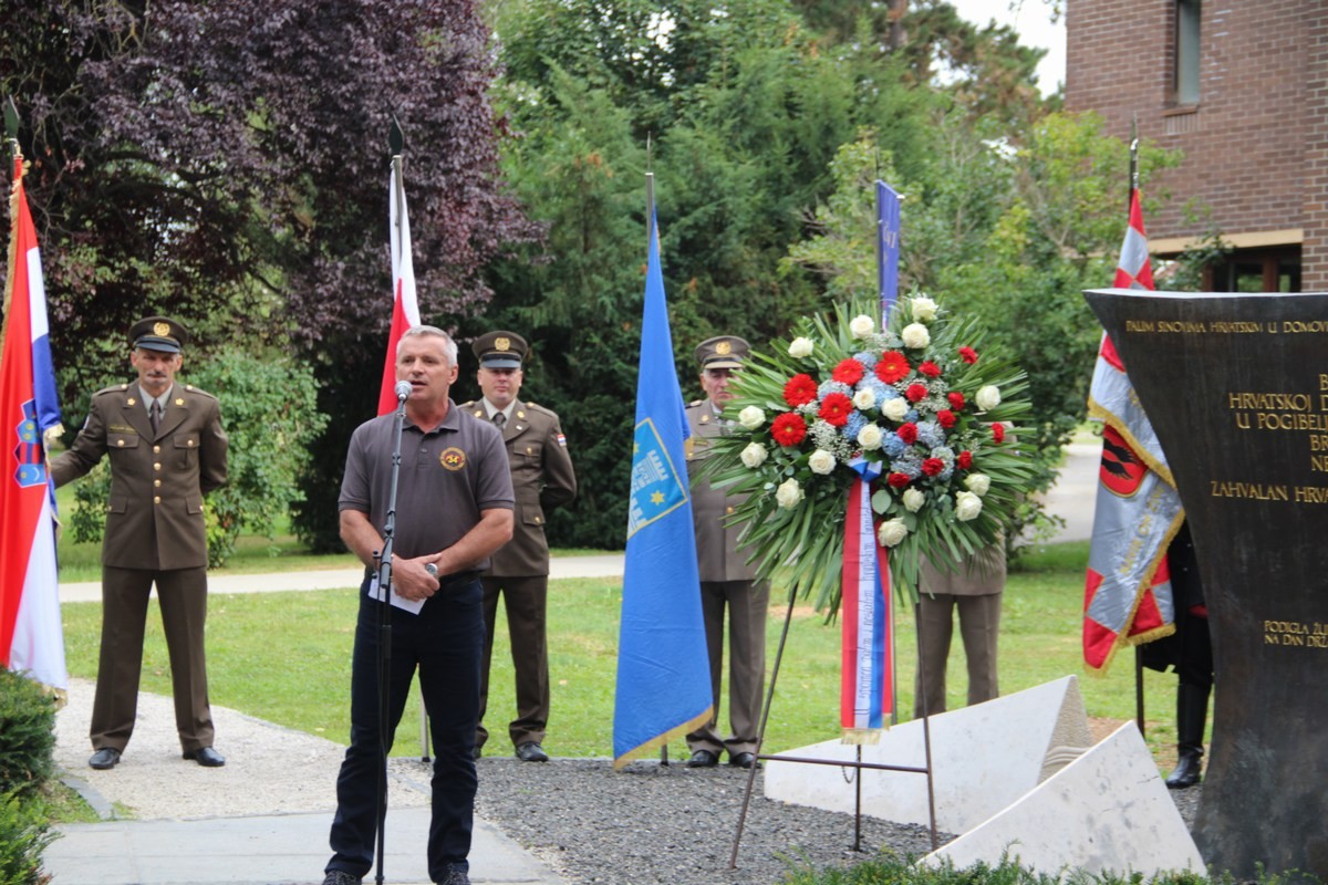 Međimurci Eduard Baltić i Florijan Novak podigli su hrvatski stijeg na Kninskog tvrđavi povijesnog 5. kolovoza 1995. Međimurci Eduard Baltić i Florijan Novak podigli su hrvatski stijeg na Kninskog tvrđavi povijesnog 5. kolovoza 1995.