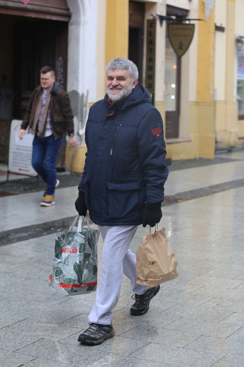 KLIKOM PO ČAKOVCU Oblačno i kišovito prijepodne nije spriječilo građane da dođu u centar grada KLIKOM PO ČAKOVCU Oblačno i kišovito prijepodne nije spriječilo građane da dođu u centar grada