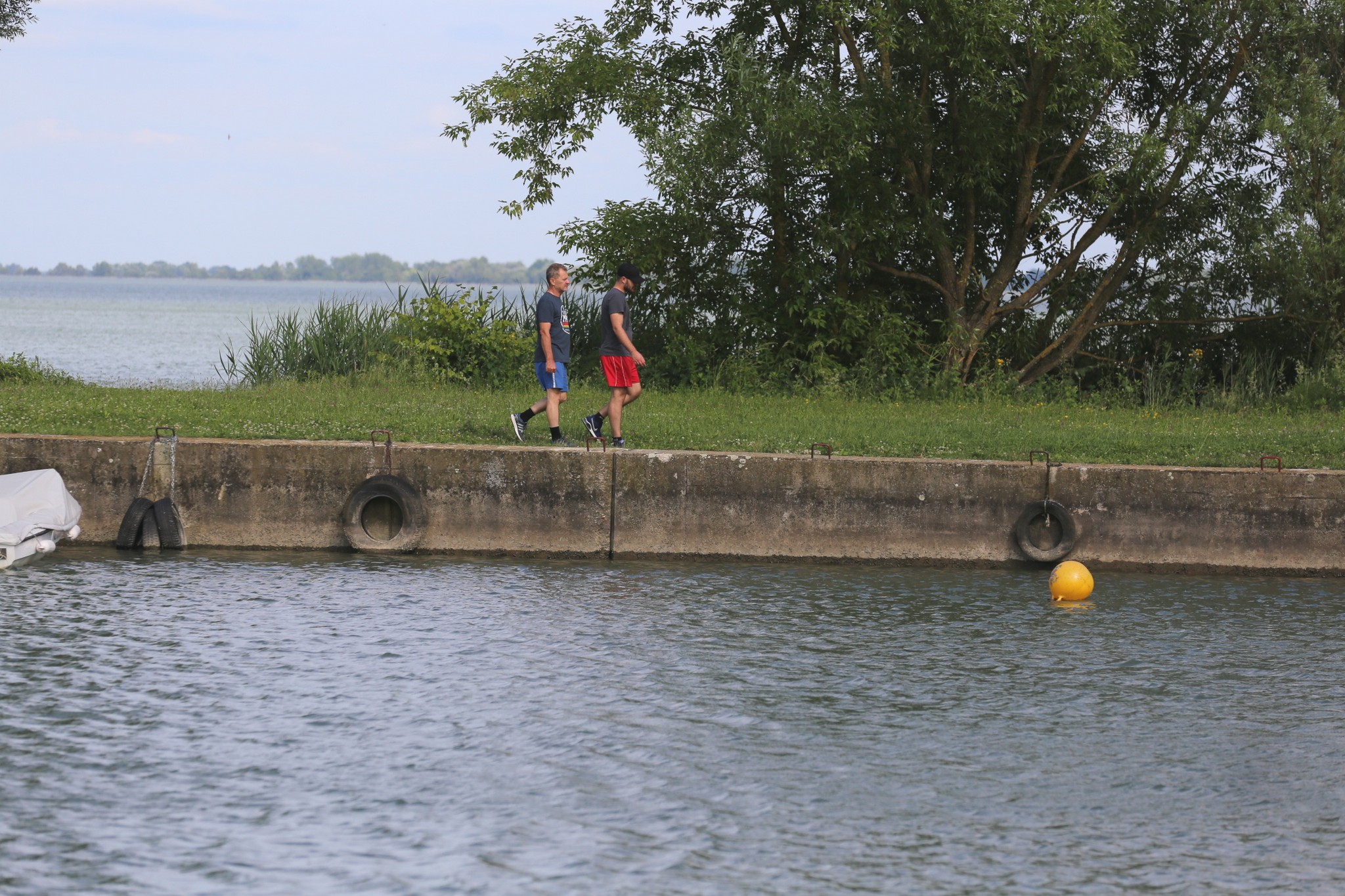 Vjetrovit, ali topao dan mnogi su iskoristili za šetnju preloškom Marinom