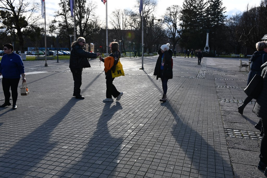 Free riders Pikač u centru Čakovca podjelom karanfila obradovali brojne žene