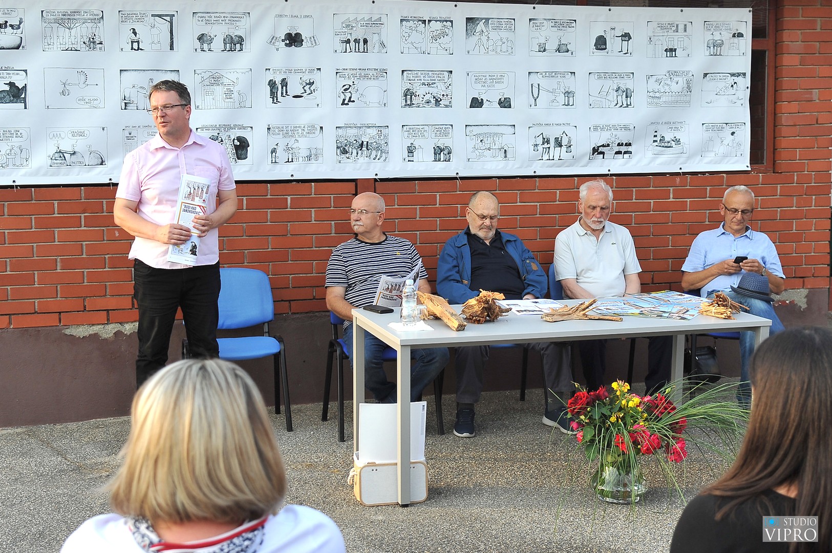 U Malom Mihaljevcu predstavljen prvi broj ‘Zlatne smolige’, humorističko-satiričkog lista