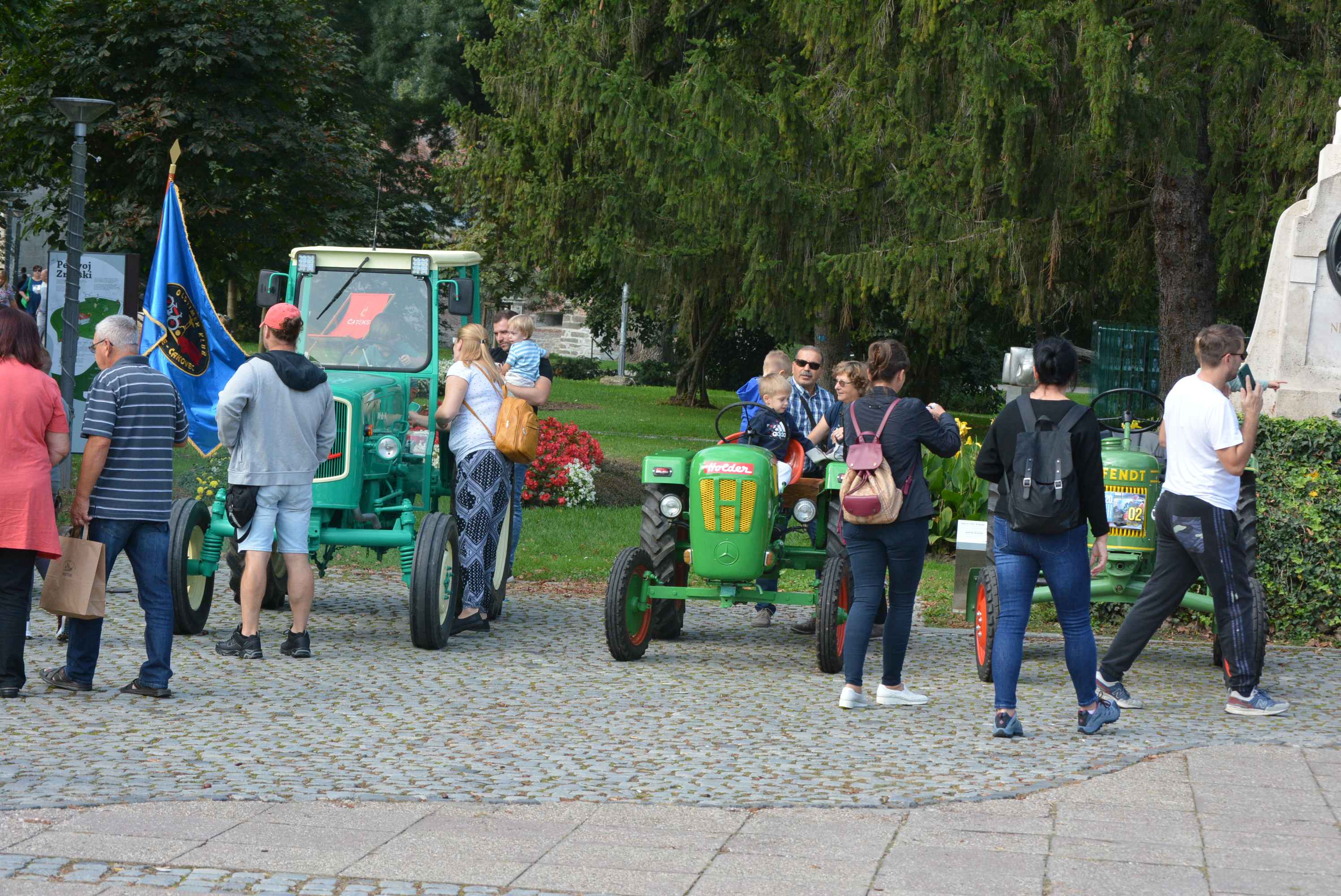 FOTO I VIDEO Putovanje kroz vremensku kapsulu na izložbi starih traktora i strojeva u sklopu manifestacije ‘Jesen u Čakovcu 2023.’