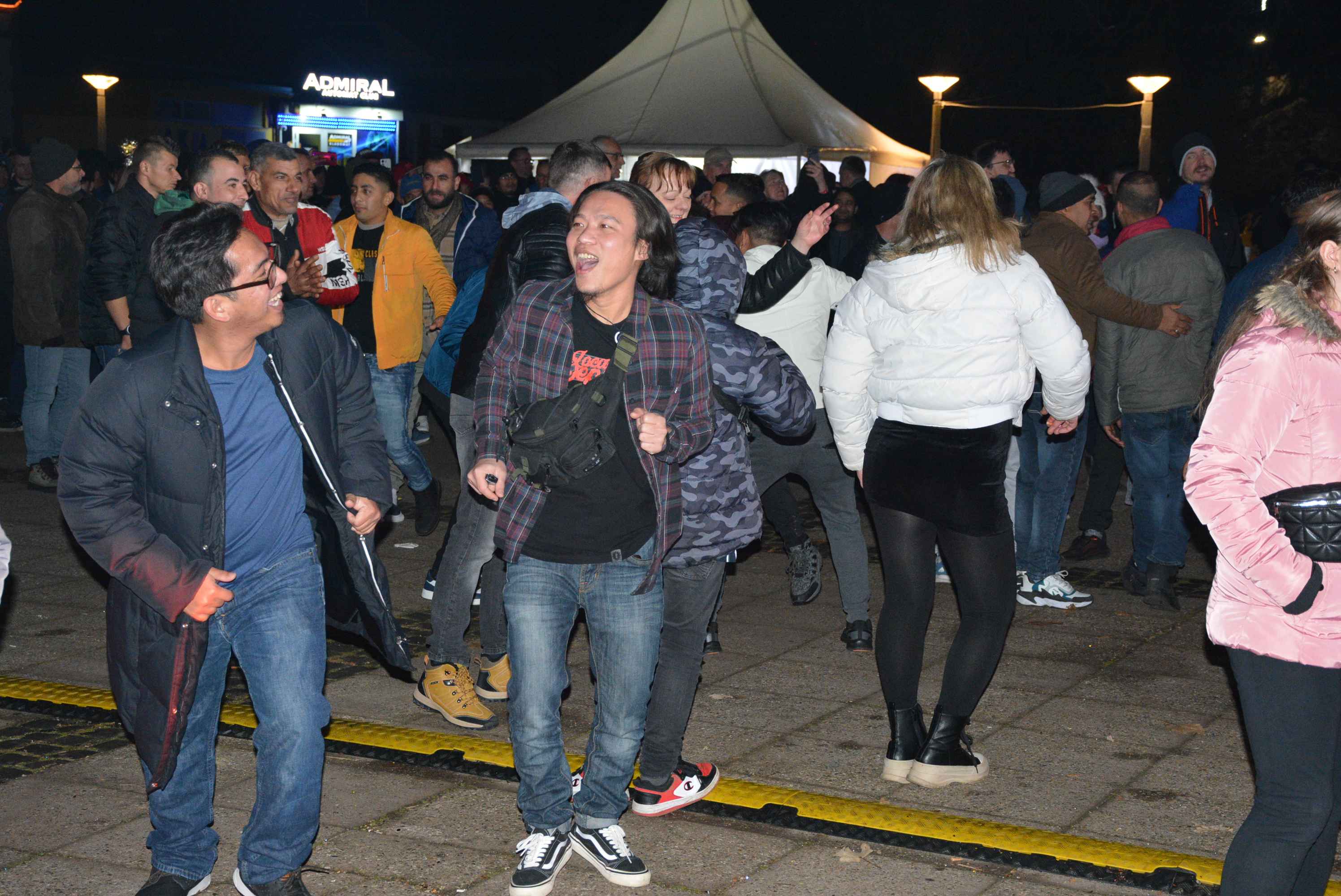 FOTO/VIDEO Čakovec veselo proslavio dolazak 2024. uz ritam ‘Noćne smjene’ i puni trg