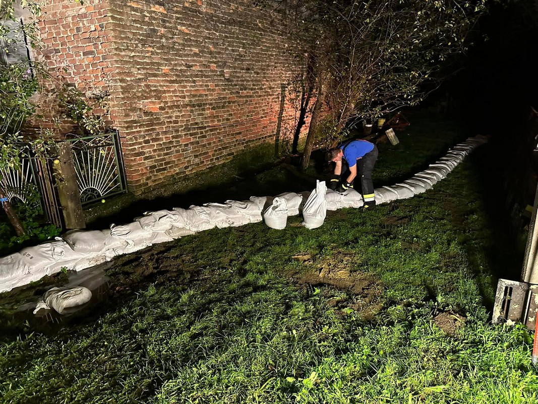 MIKLAVEC DVD Miklavec, DVD Podturen i DVD Sivica zajedničkim snagama gradili nasipe za spas kuća