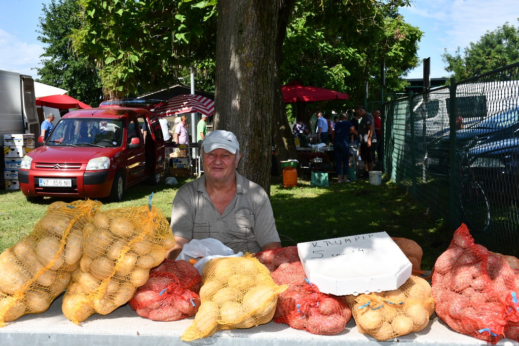 SAJAM U ČAKOVCU Sajam je preplavilo obilje svježeg voća i povrća