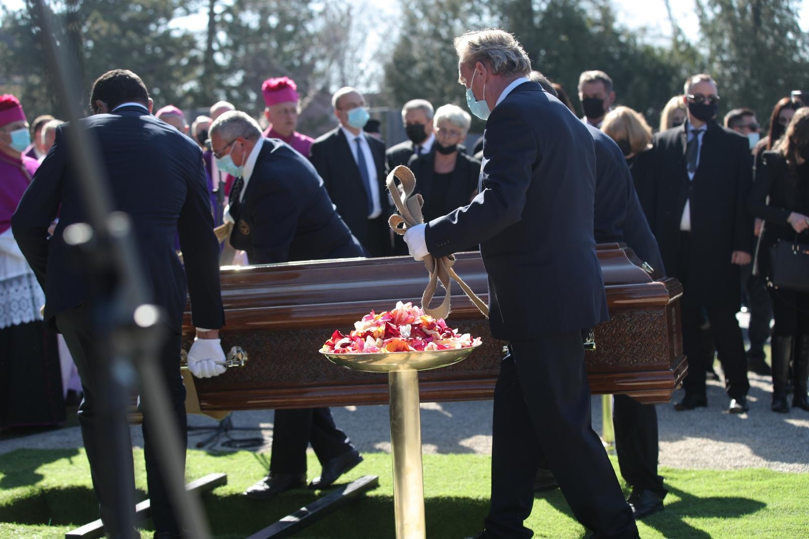 ispratio ga veliki broj građana: Pokopan je Milan Bandić