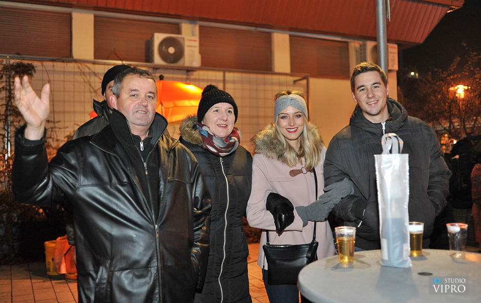 Doček u Prelogu uz vatromet, taktove valcera, šampanjac i kuhano vino