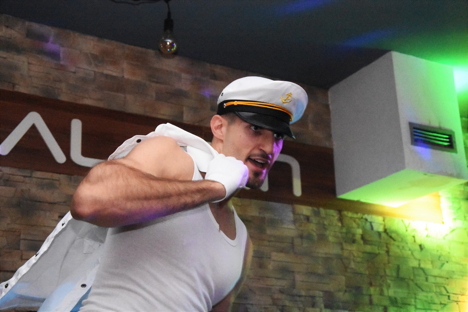 Nastup erotskih plesača u čakovečkom Paladinu