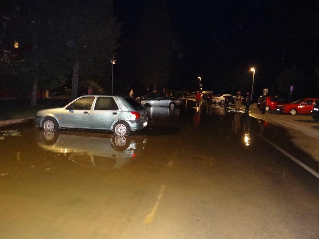 Neugodna noć za stanare jedne čakovečke ulice: Poplavljen dio ulice, parkirani automobili pod vodom Neugodna noć za stanare jedne čakovečke ulice: Poplavljen dio ulice, parkirani automobili pod vodom