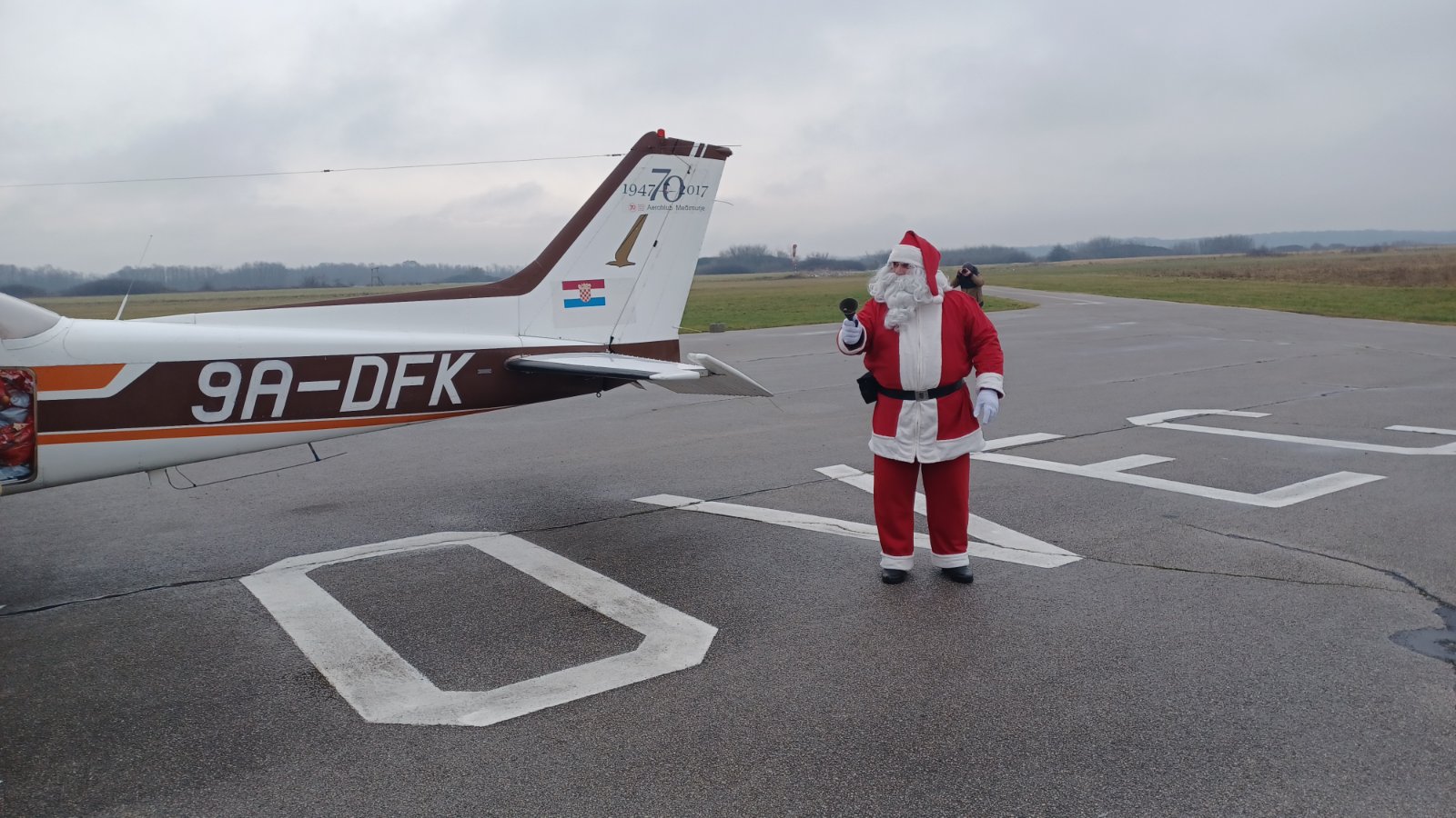 FOTO/VIDEO Djedu Božićnjaku na putu za Pribislavec pokvarile se saonice, no pronašao je rješenje – stigao avionom FOTO/VIDEO Djedu Božićnjaku na putu za Pribislavec pokvarile se saonice, no pronašao je rješenje – stigao avionom