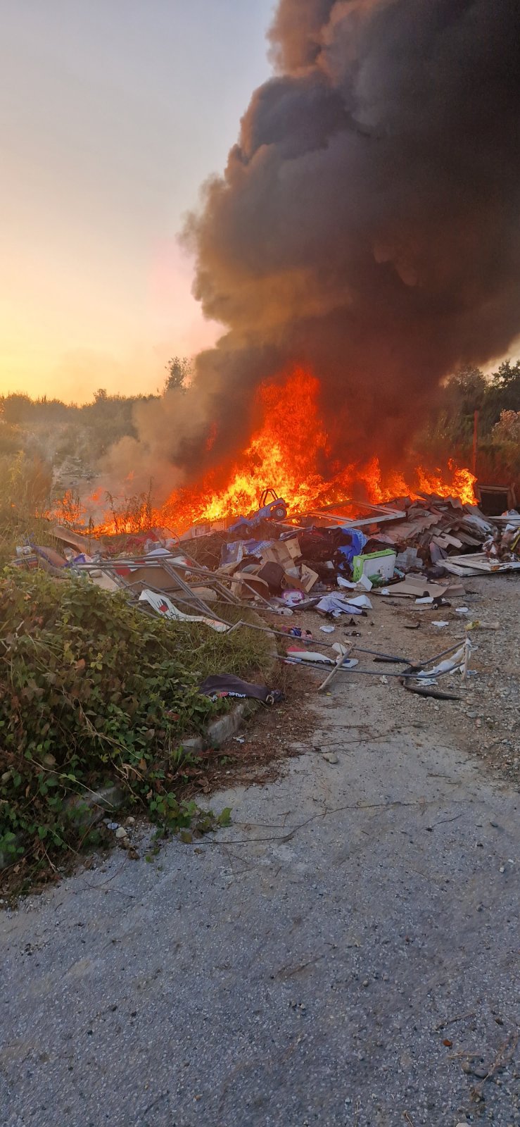 SITNICE ‘Bilo je toliko zapaljenog smeća da je bager morao doći u pomoć’