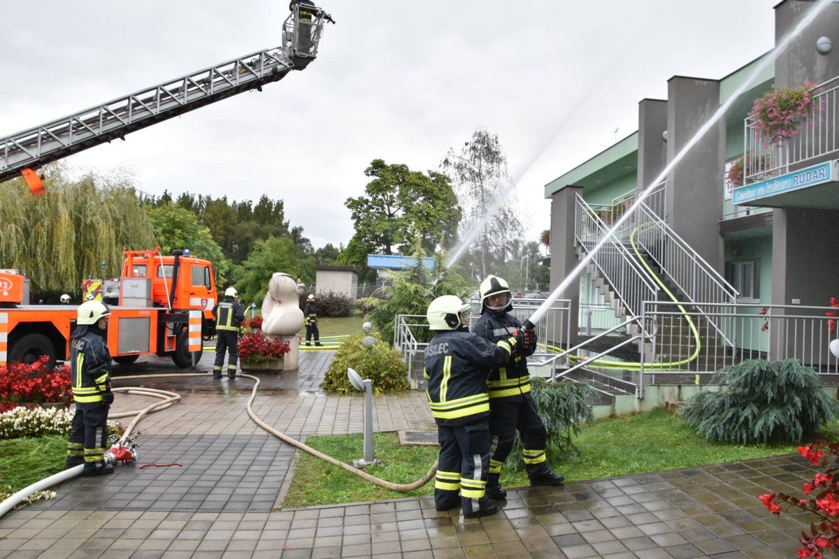 MURSKO SREDIŠĆE Održana uzbudljiva vježba u kojoj su vatrogasci uspješno ugasili požar i spasili unesrećene MURSKO SREDIŠĆE Održana uzbudljiva vježba u kojoj su vatrogasci uspješno ugasili požar i spasili unesrećene