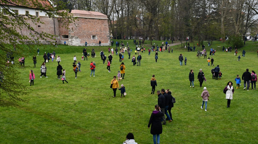 VIDEO I FOTO Potraga za uskrsnim jajima u Perivoj Zrinskih privukla mnoštvo mališana