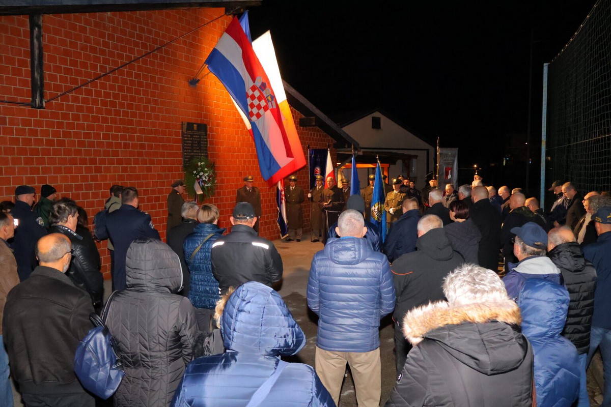 DAN SJEĆANJA Čakovec se i ove godine dostojanstveno prisjetio žrtava Vukovara i Škrabrnje te obljetnice pogibije Nikole VII. Zrinskog DAN SJEĆANJA Čakovec se i ove godine dostojanstveno prisjetio žrtava Vukovara i Škrabrnje te obljetnice pogibije Nikole VII. Zrinskog