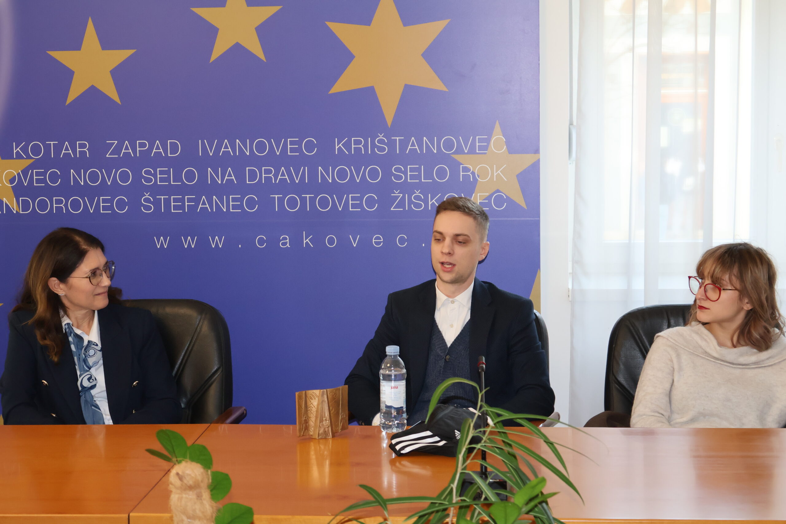 Gradonačelnica Cividini svečanim prijemom za kraj godine nagradila uspješne glumce i pjevače Gradonačelnica Cividini svečanim prijemom za kraj godine nagradila uspješne glumce i pjevače