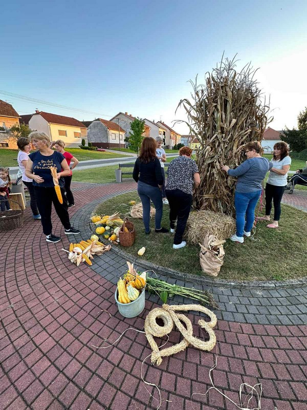 KRIŠTANOVEC Članice Udruge žena uredile mjesto i dale mu pravi jesenski štih
