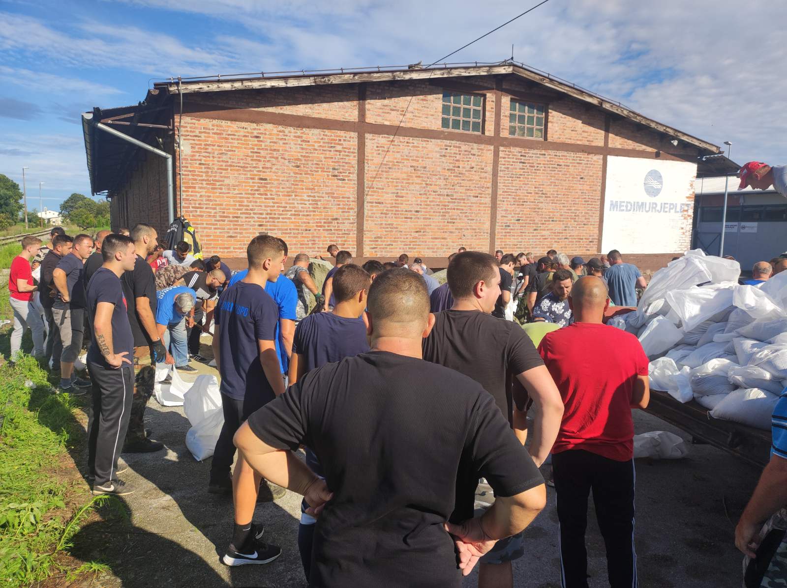 UJEDINILI SE Mještani Kotoribe pokazali koliko su moćni dok ih je više!