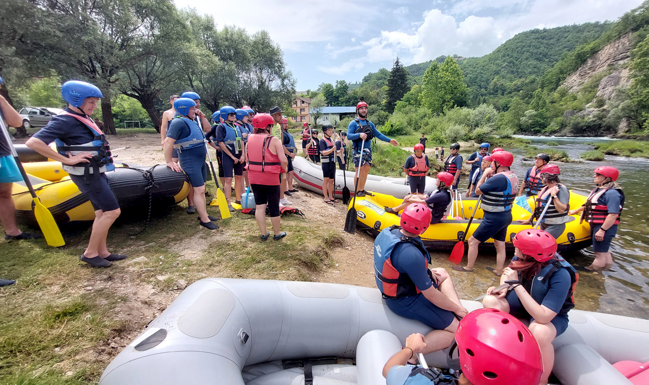 Raftingom po Uni, Labudovi se pripremali za Lov na labuđe pero