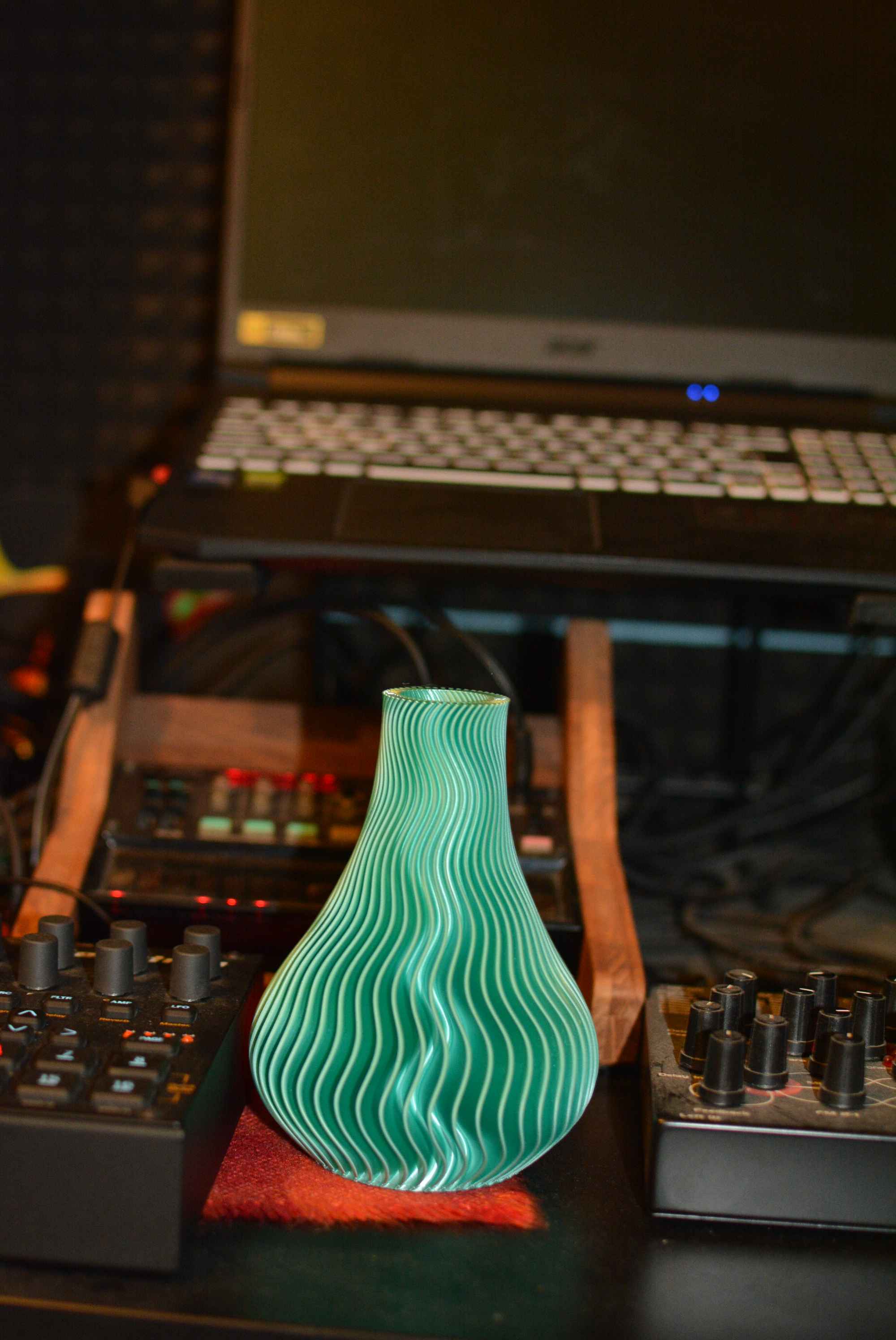 INOVATIVNI MAJSTOR Aleksandar Polanec (34) iz Selnice mixa glazbu od malena i 3D printa predivne spiralne vaze INOVATIVNI MAJSTOR Aleksandar Polanec (34) iz Selnice mixa glazbu od malena i 3D printa predivne spiralne vaze