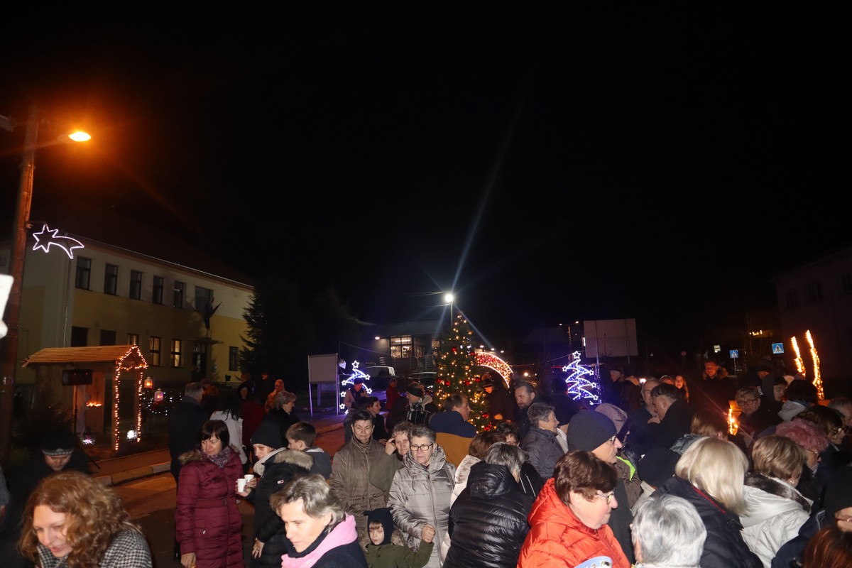FOTO Na adventskom vijencu u centru Svetog Martina na Muri upaljena je još jedna svijeća
