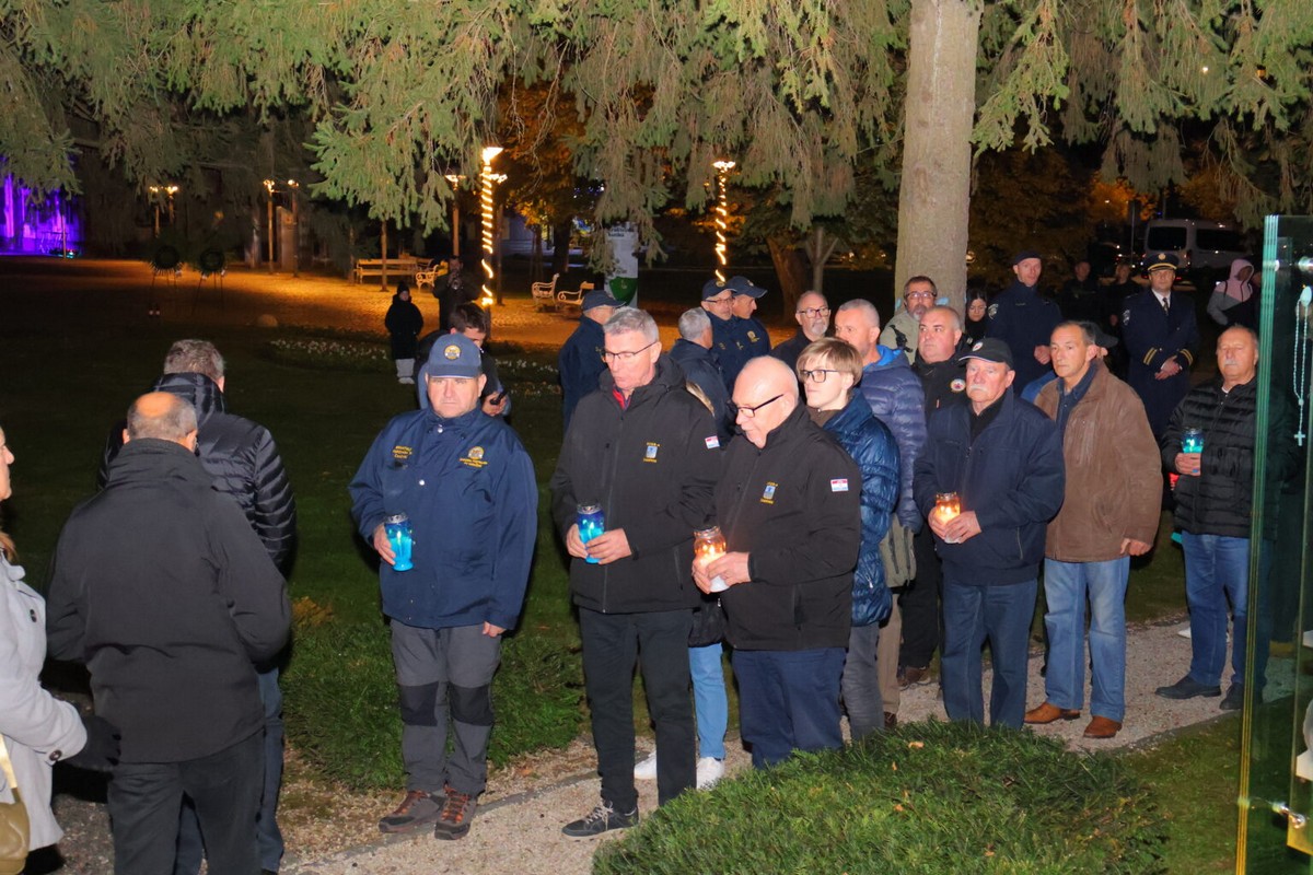 DAN SJEĆANJA Čakovec se i ove godine dostojanstveno prisjetio žrtava Vukovara i Škrabrnje te obljetnice pogibije Nikole VII. Zrinskog DAN SJEĆANJA Čakovec se i ove godine dostojanstveno prisjetio žrtava Vukovara i Škrabrnje te obljetnice pogibije Nikole VII. Zrinskog