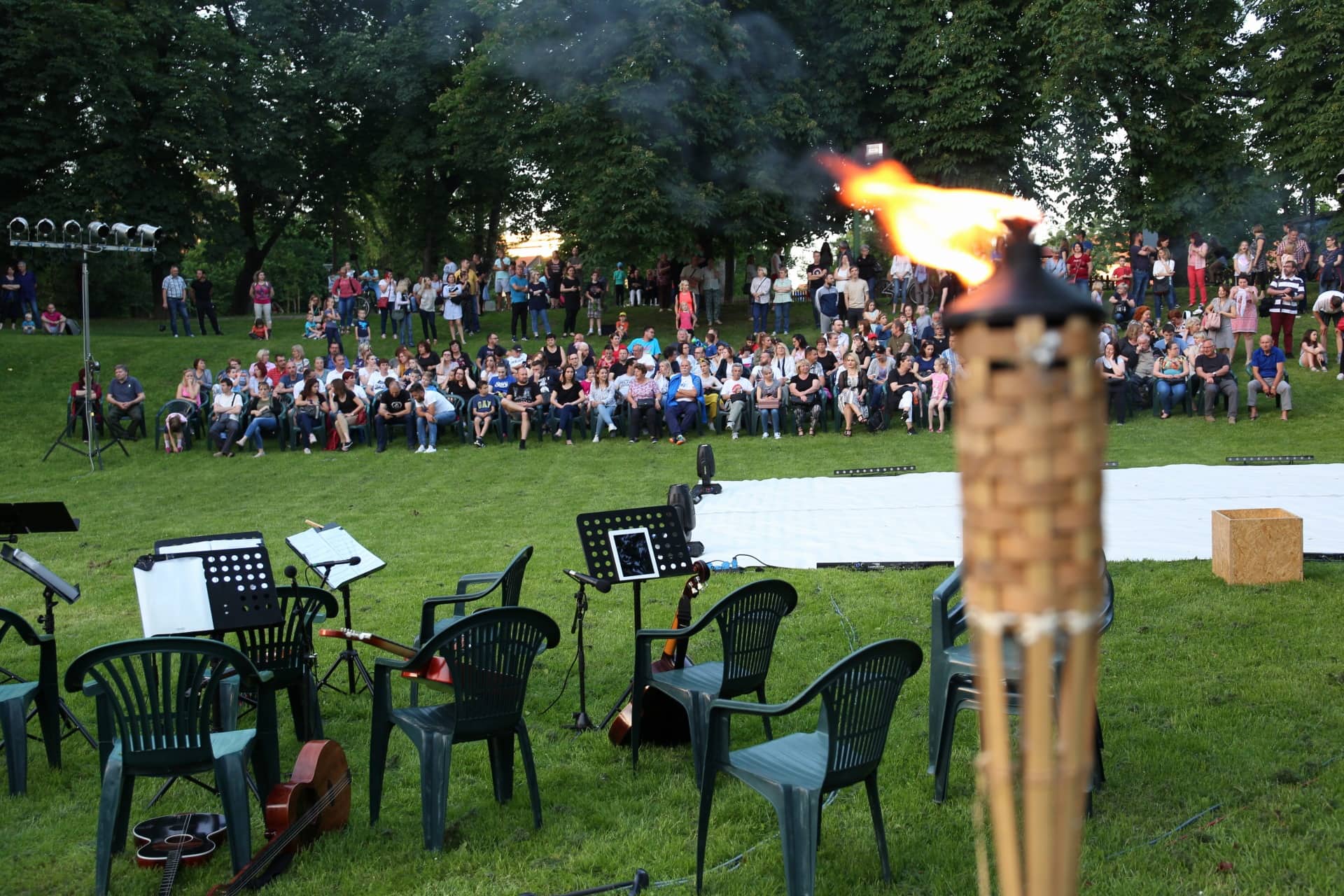 Predstava ‘Na dlanu jezera’ u lijepom ambijentu jezera podno zidina Starog grada