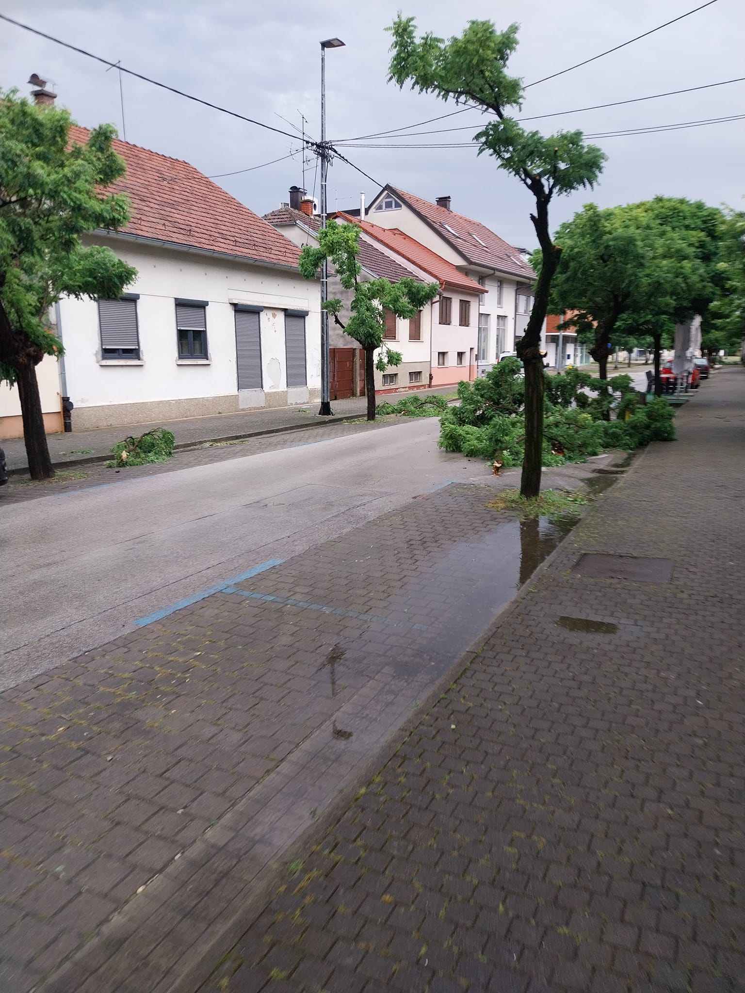 NAŠI VATROGASCI Tijekom jučerašnjeg nevremena imali su oko 50 intervencija