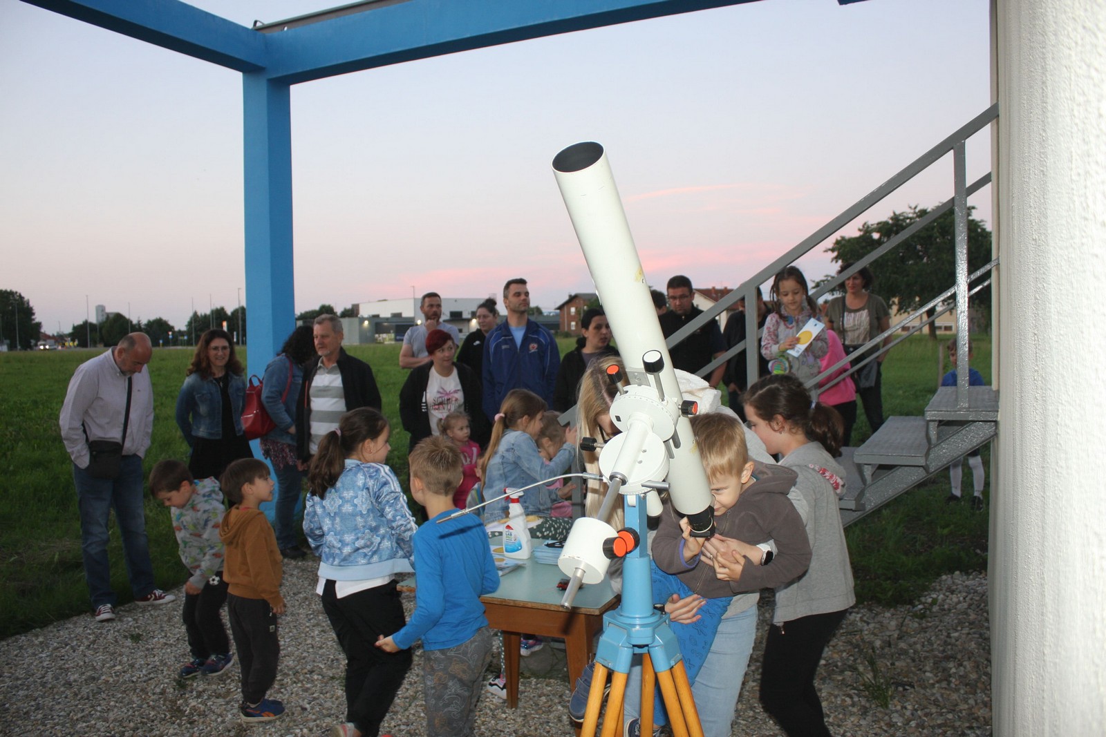 Stotinjak djece u Savskoj Vesi teleskopima promatralo Mjesec