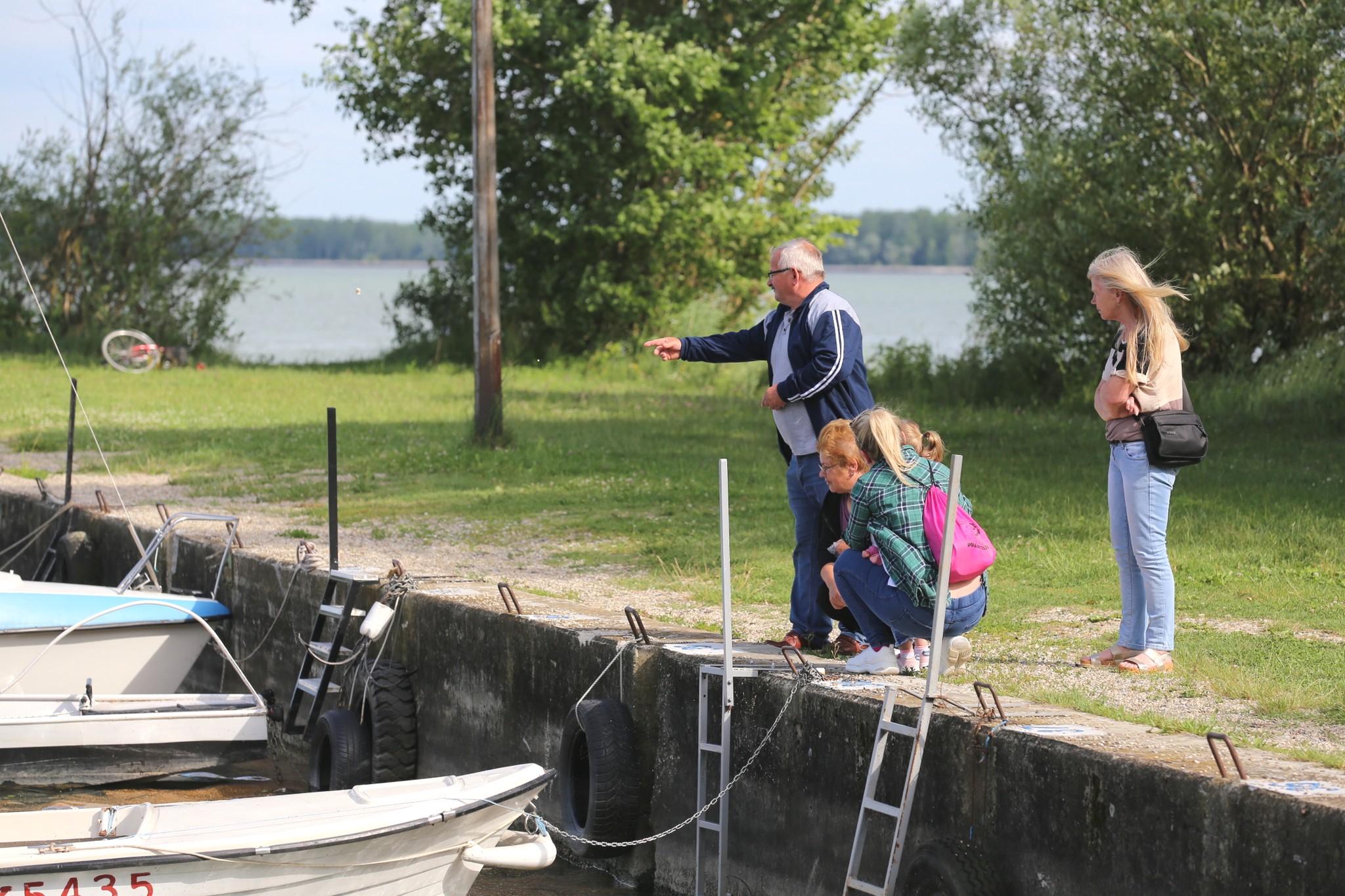 Vjetrovit, ali topao dan mnogi su iskoristili za šetnju preloškom Marinom