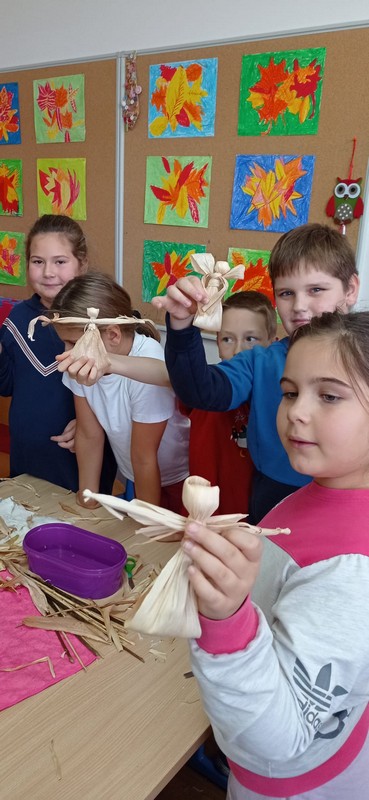 RAD S KOMUŠINOM Učenici OŠ Tomaša Goričanca su uz pomoć Udruge žena ‘Brest’ imali pravu malu eko kreativnu radionicu RAD S KOMUŠINOM Učenici OŠ Tomaša Goričanca su uz pomoć Udruge žena ‘Brest’ imali pravu malu eko kreativnu radionicu