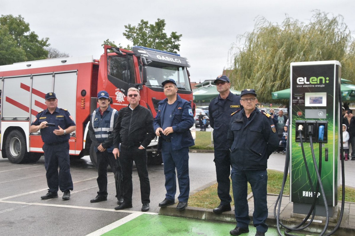 MURSKO SREDIŠĆE Održana uzbudljiva vježba u kojoj su vatrogasci uspješno ugasili požar i spasili unesrećene MURSKO SREDIŠĆE Održana uzbudljiva vježba u kojoj su vatrogasci uspješno ugasili požar i spasili unesrećene
