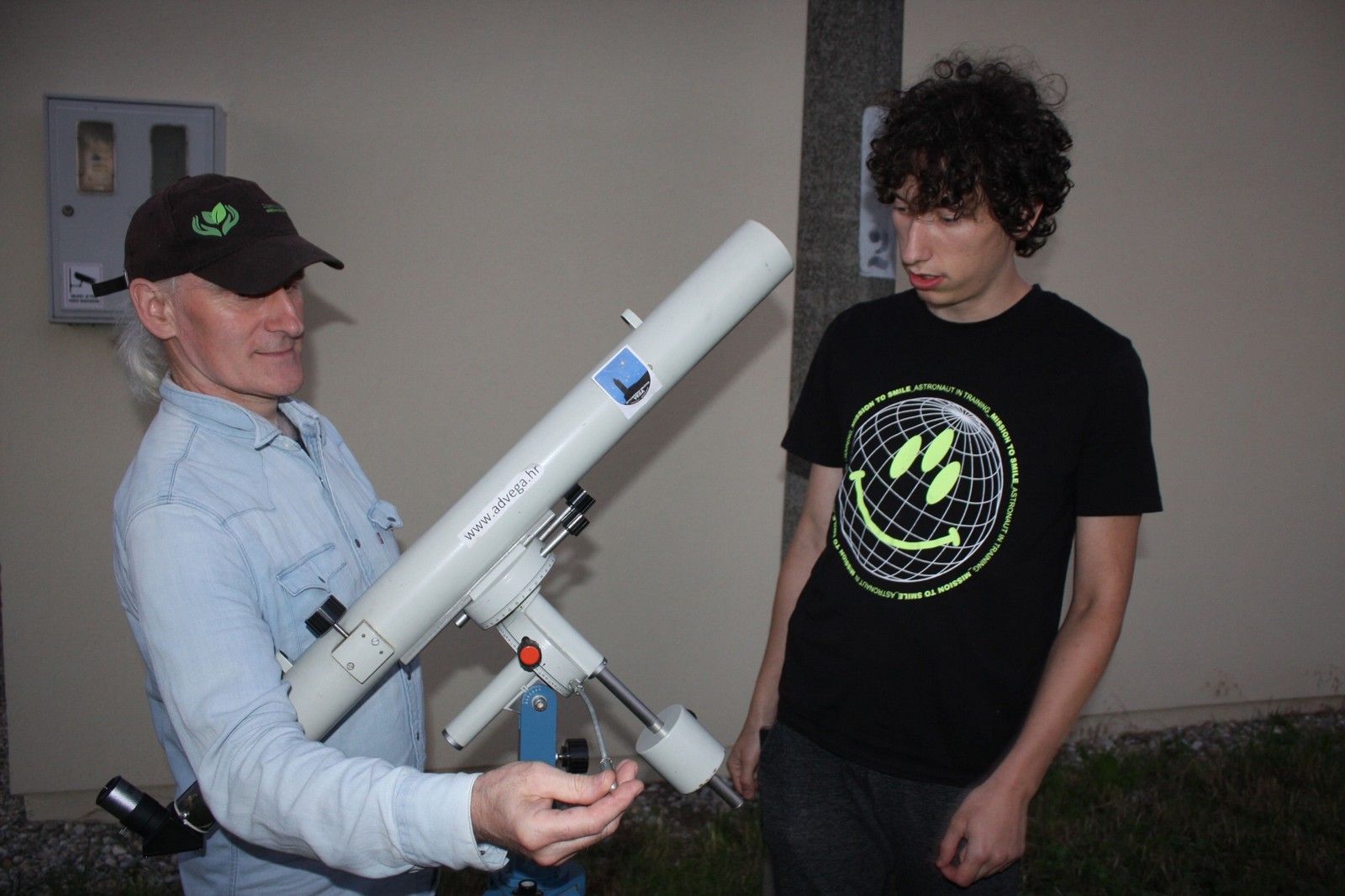 Stotinjak djece u Savskoj Vesi teleskopima promatralo Mjesec