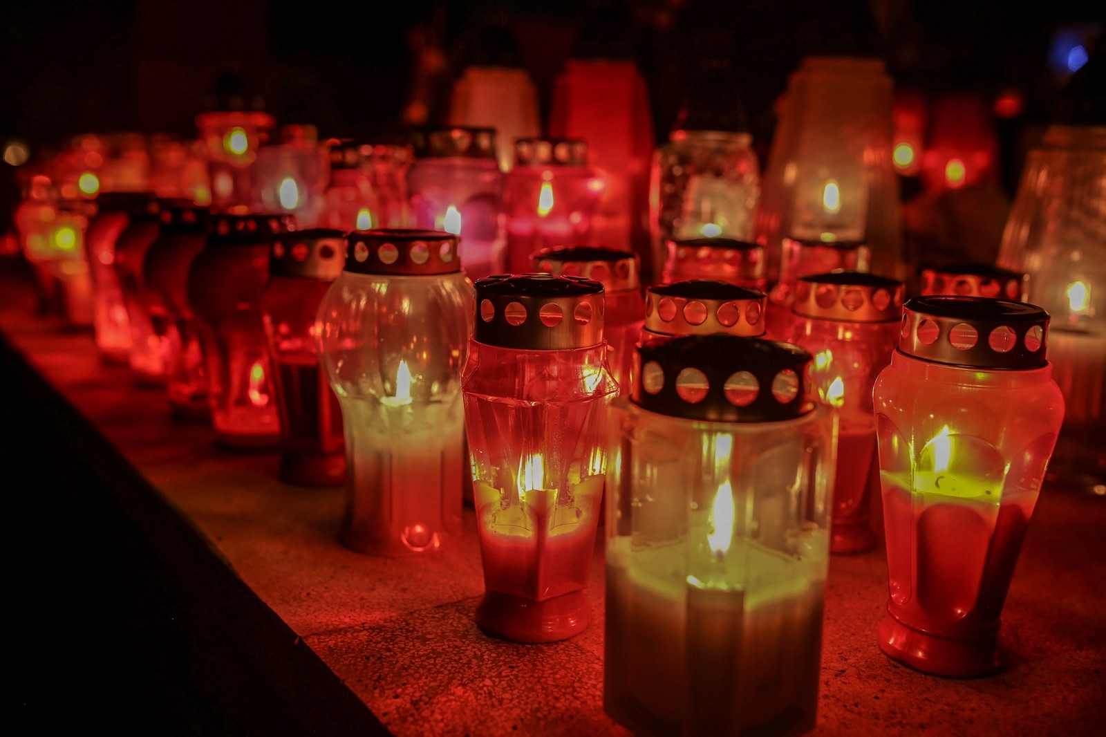 FOTOGALERIJA Stotine sitnih plamenova osvijetlilo je groblje u Čakovcu