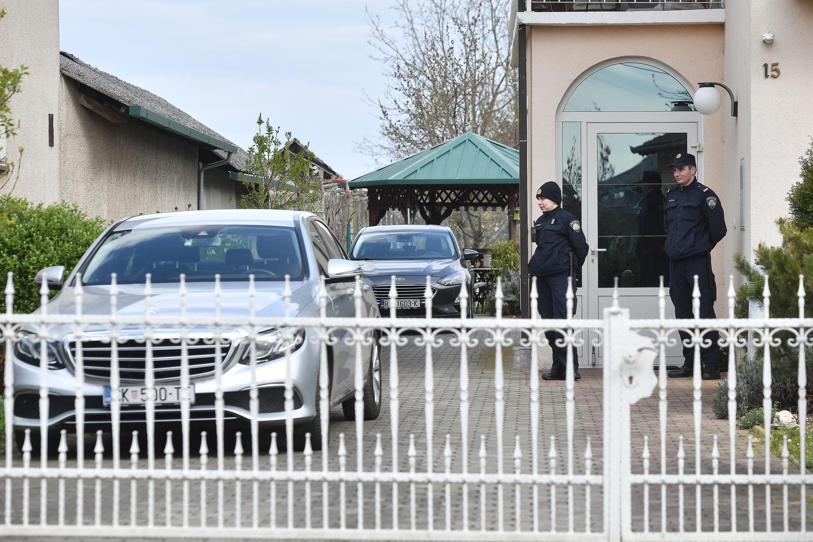 Policija i hitna medicinska pomoć ispred kuće Đure Horvata