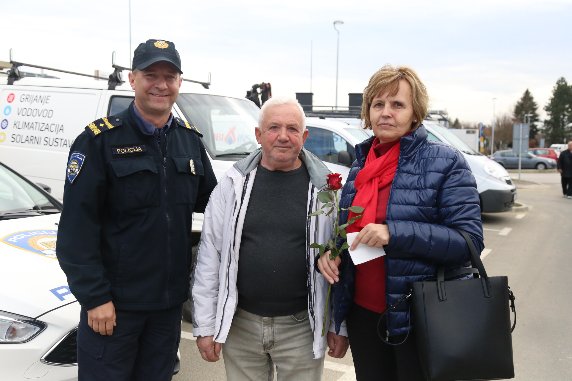 Međimurska policija cvijećem nagrađuje žene u prometu
