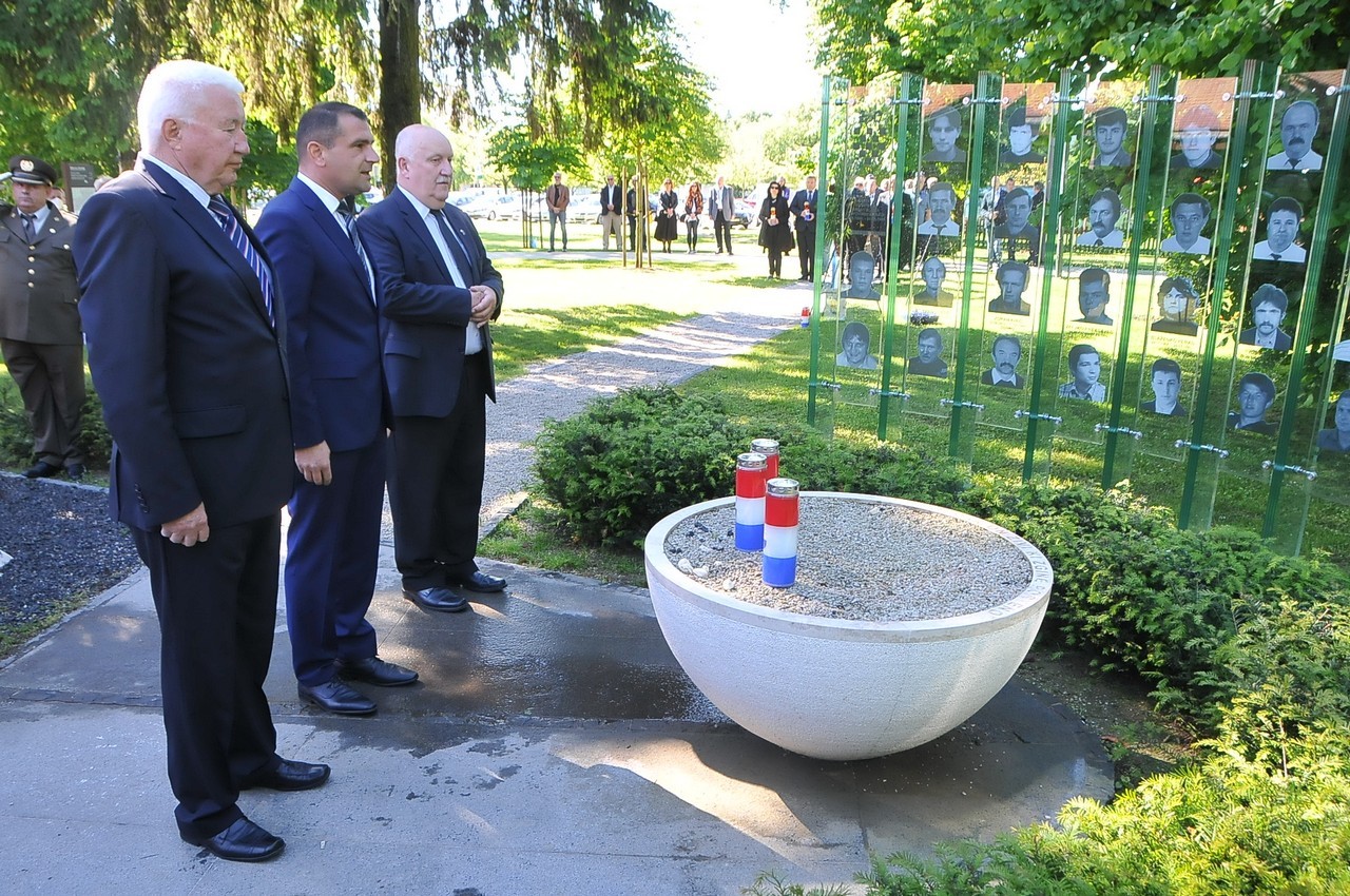 OBILJEŽEN DAN DRŽAVNOSTI Vijenci, svijeće i vječna hvala poginulim braniteljima