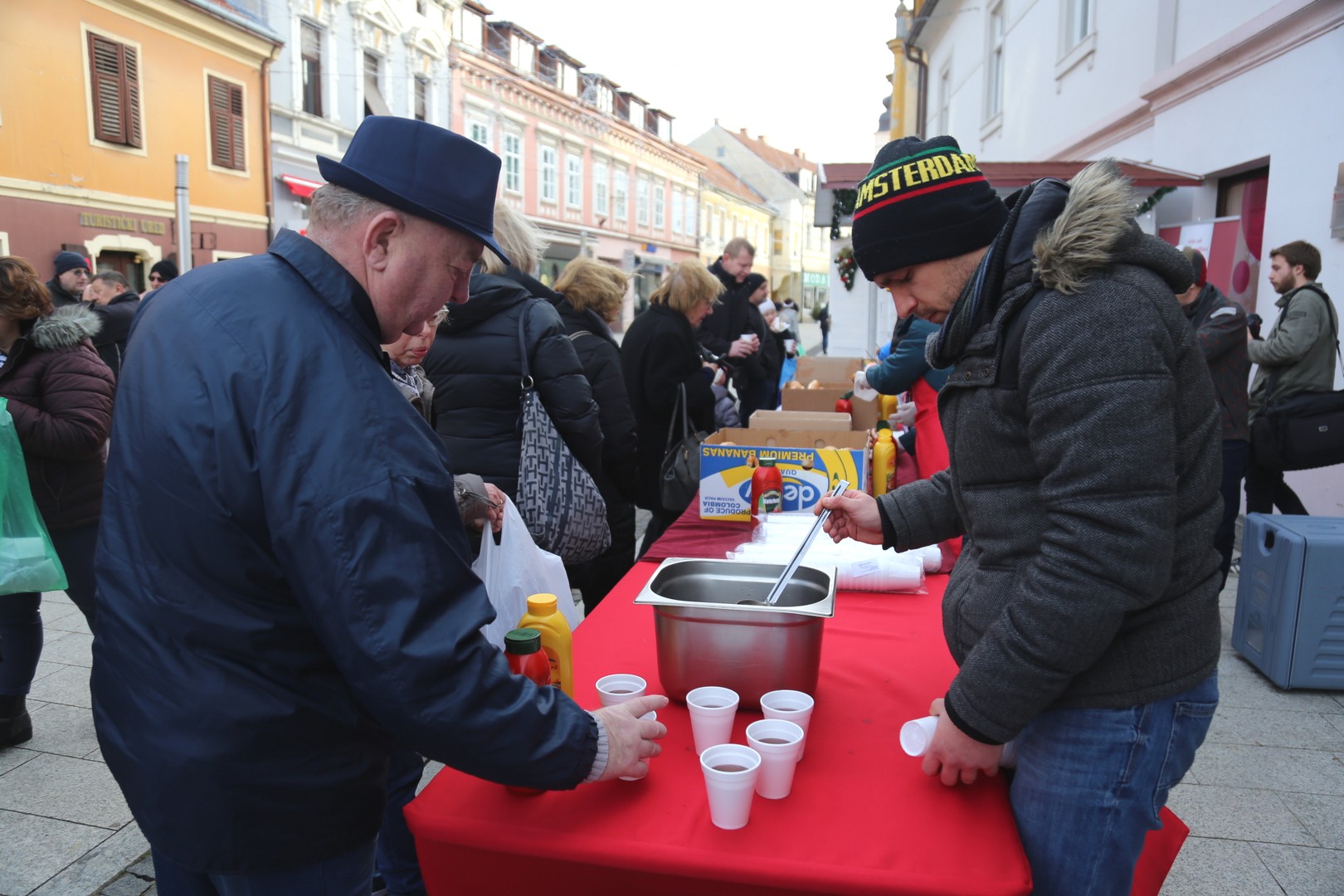 Građanima podijeljeno tisuću hot-dogova u središtu Čakovca