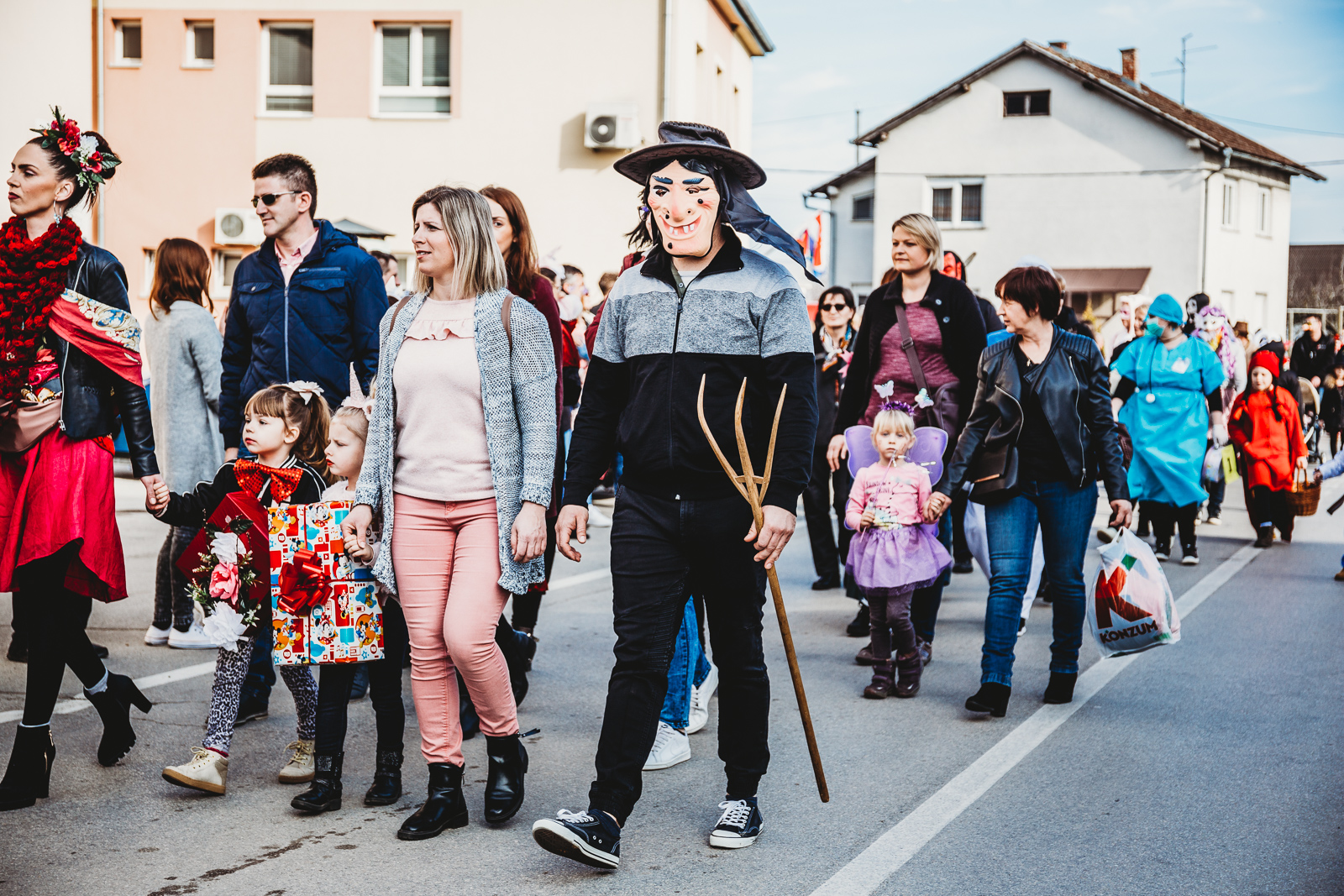 Gorički svati – fašnička povorka s kreativnim maskama prošetala Goričanom