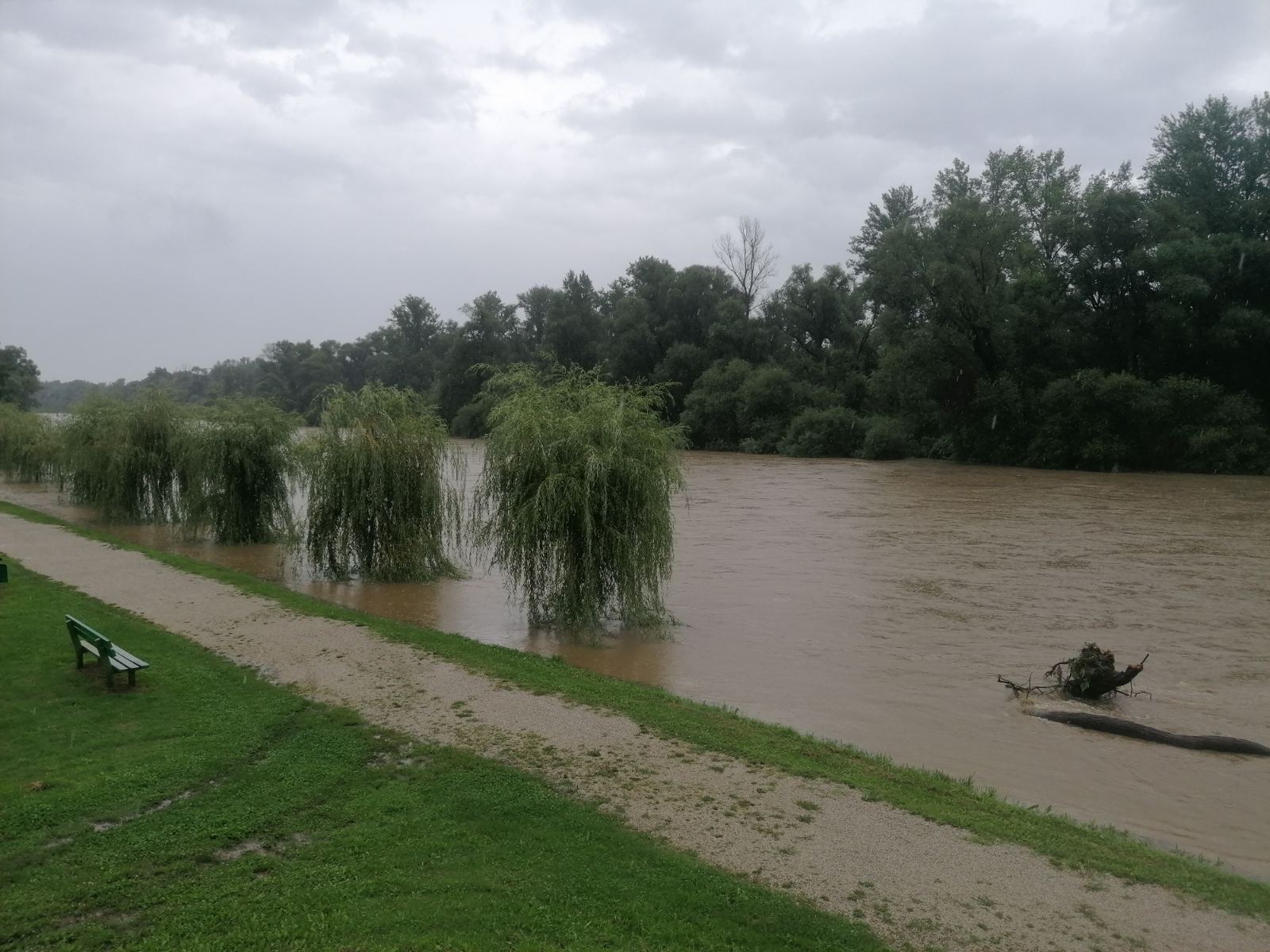 FOTO I VIDEO Radi se punom parom: U Murskom Središću pripremaju se za vodeni val