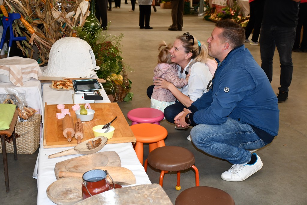 PROSLAVA JESENI Brojni zaljubljenici u kulturnu baštinu i tradiciju našega kraja okupili se na Danima zahvalnosti za plodove zemlje PROSLAVA JESENI Brojni zaljubljenici u kulturnu baštinu i tradiciju našega kraja okupili se na Danima zahvalnosti za plodove zemlje