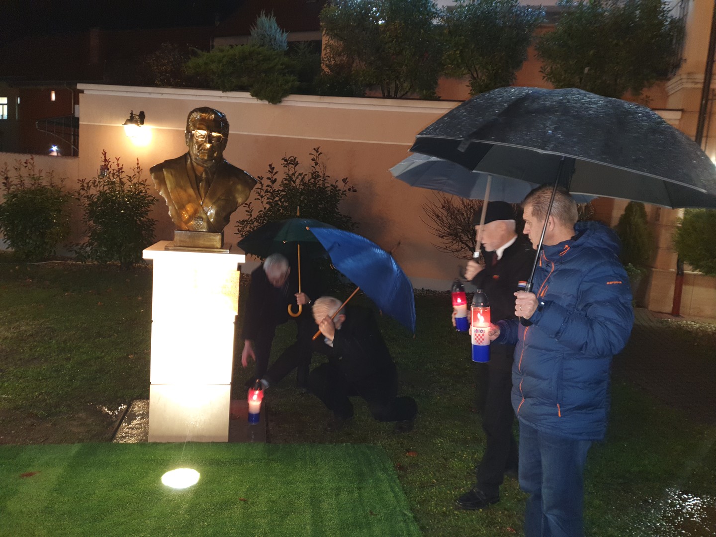 U Prelogu zapaljene svijeće kod biste dr. Franji Tuđmanu povodom godišnjice njegove smrti U Prelogu zapaljene svijeće kod biste dr. Franji Tuđmanu povodom godišnjice njegove smrti