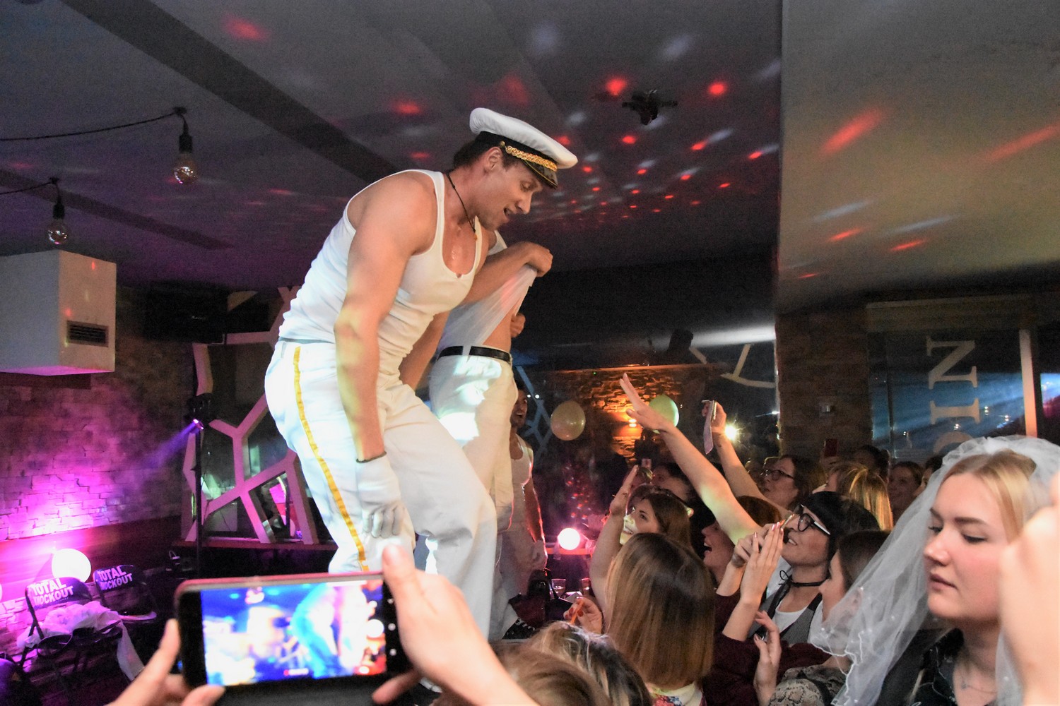 Nastup erotskih plesača u čakovečkom Paladinu