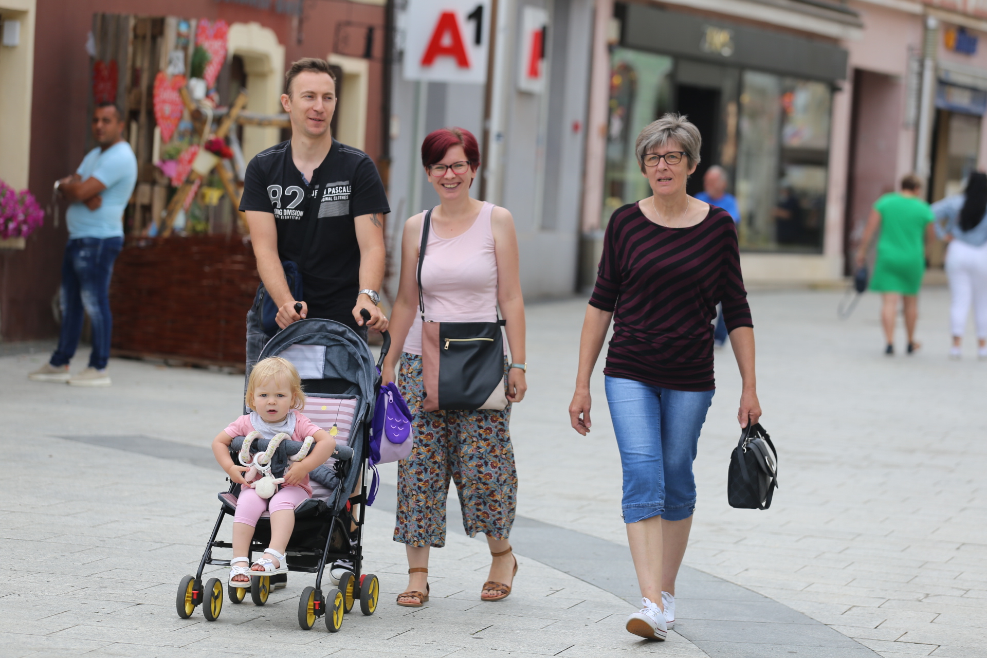 KLIKOM PO ČAKOVCU Ni tmurno vrijeme ne može spriječiti odlično ljetno raspoloženje u centru grada KLIKOM PO ČAKOVCU Ni tmurno vrijeme ne može spriječiti odlično ljetno raspoloženje u centru grada
