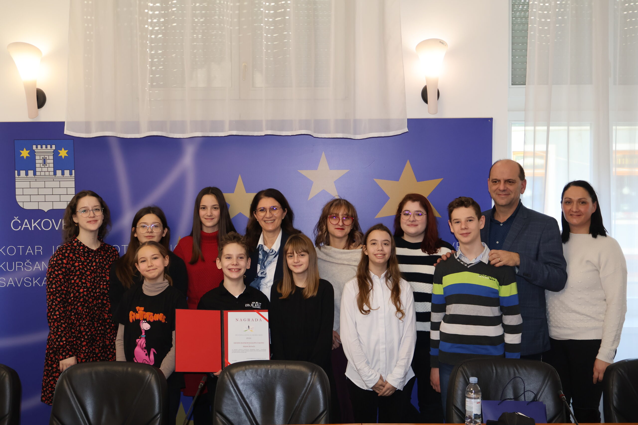 Gradonačelnica Cividini svečanim prijemom za kraj godine nagradila uspješne glumce i pjevače Gradonačelnica Cividini svečanim prijemom za kraj godine nagradila uspješne glumce i pjevače