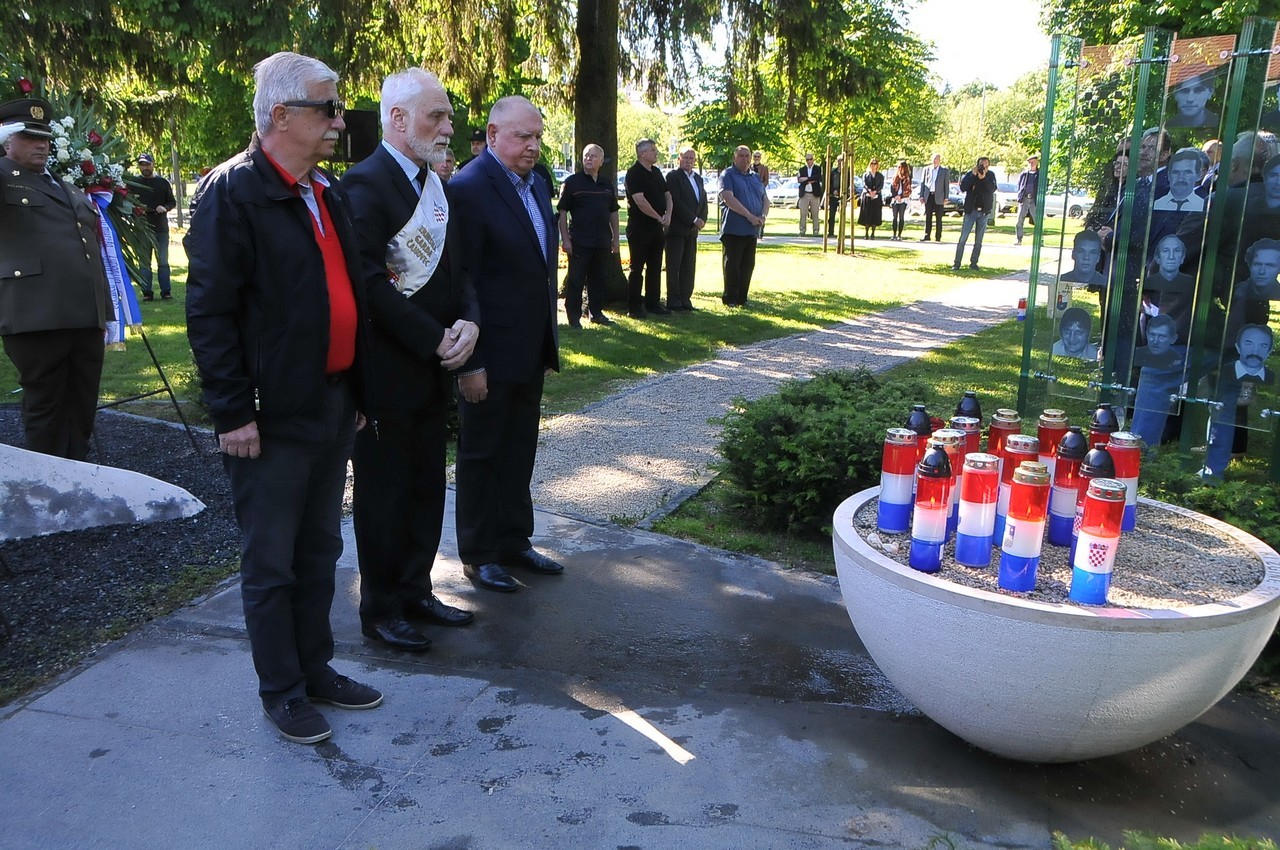 OBILJEŽEN DAN DRŽAVNOSTI Vijenci, svijeće i vječna hvala poginulim braniteljima