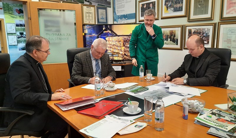 Hrvatski Caritas od Tehnixa naručio sto kontejnera!