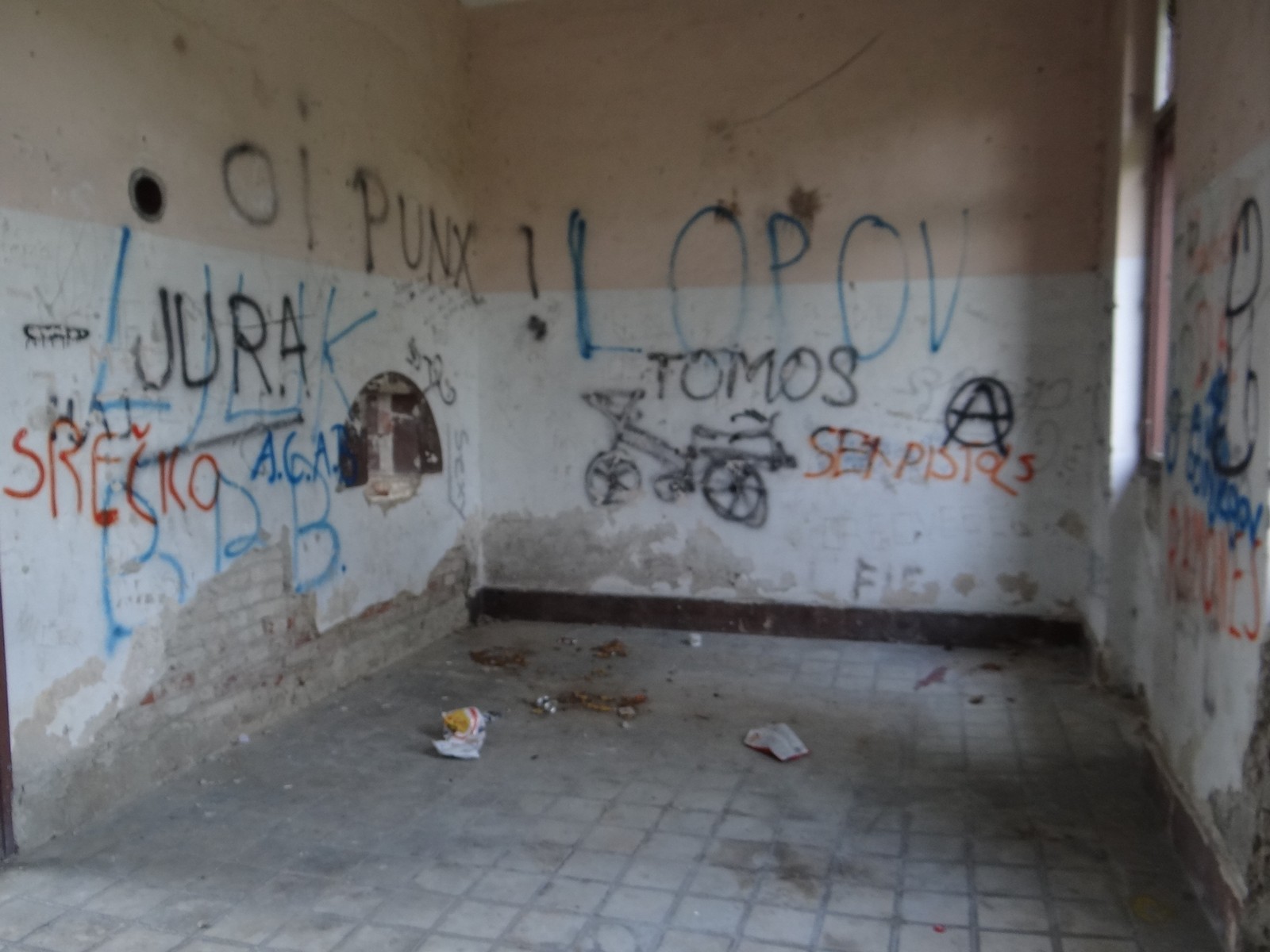 FOTO Željeznička postaja koja to nije: Vandalizam nad zapuštenom željezničkom postajom Donji Mihaljevec FOTO Željeznička postaja koja to nije: Vandalizam nad zapuštenom željezničkom postajom Donji Mihaljevec