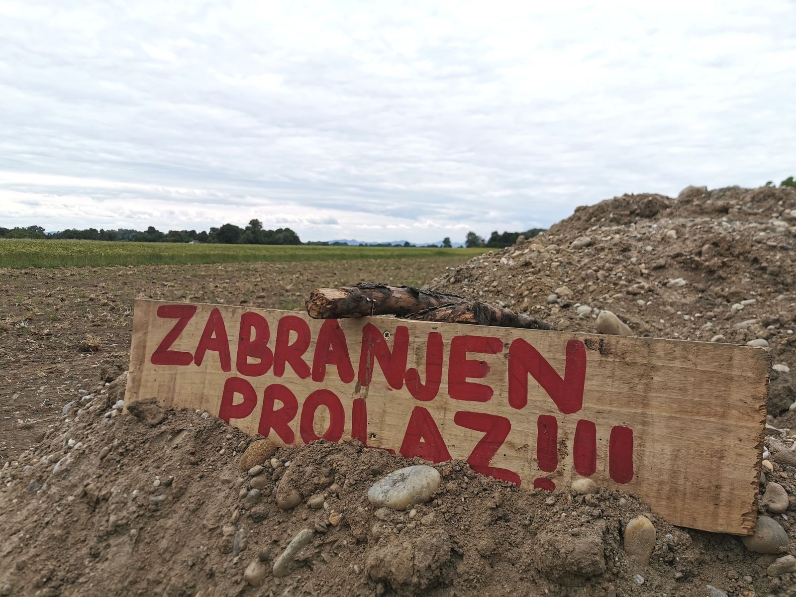 HRPOM ŠLJUNKA ZABRANJEN PROLAZ Pedeset godina prelazili preko privatne parcele