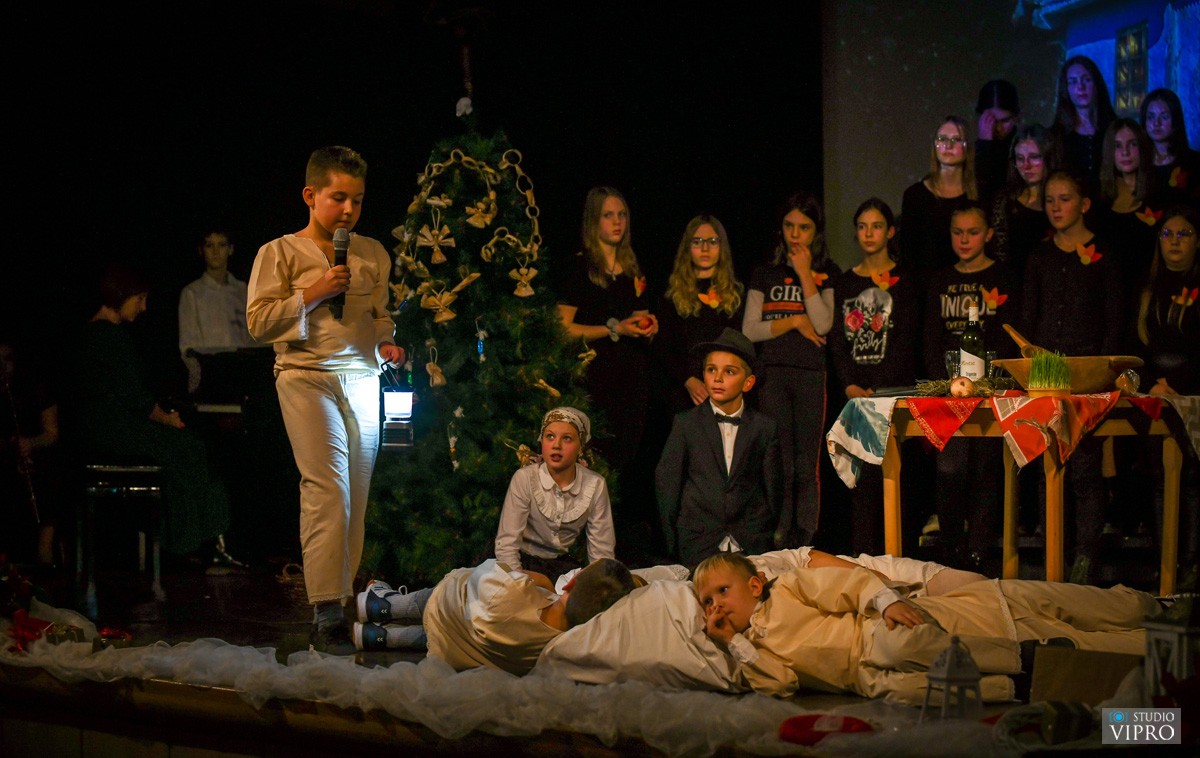 FOTO Osnovna škola Prelog predivnom priredbom sugrađanima uljepšala adventsko vrijeme