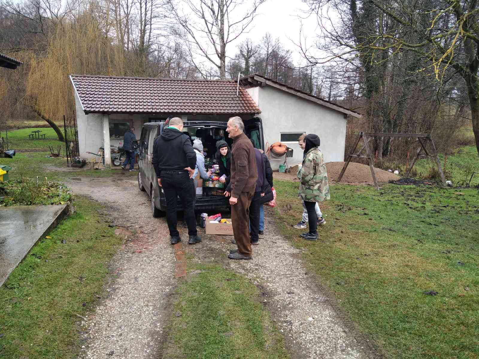 Članovi Biciklističkog kluba Prelog s dva kombija punih potrepština pomogli stradalima